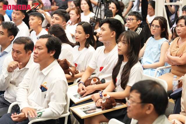 Á hậu Lệ Hằng động viên bệnh nhân bạch biến