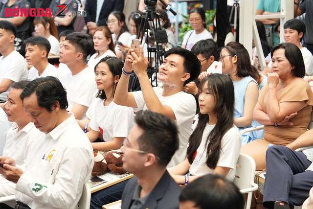 Á hậu Lệ Hằng động viên bệnh nhân bạch biến