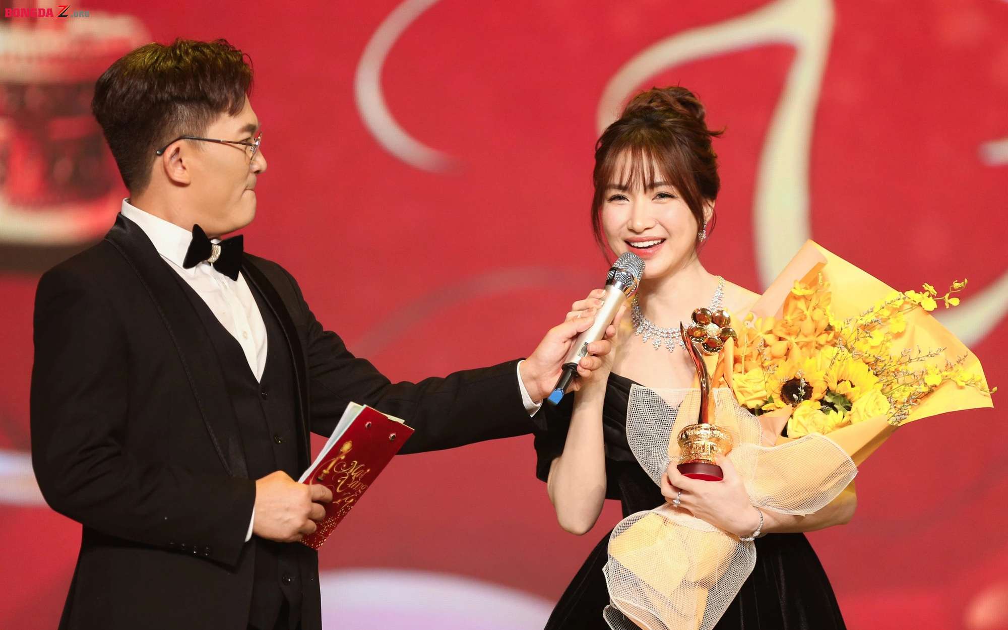 Ca sĩ Hòa Minzy góp sức cùng Báo Người Lao Động hỗ trợ người dân vùng bão lũ
