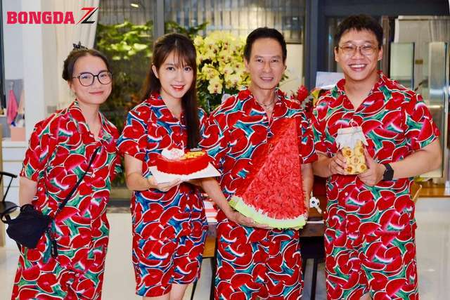 Lý Hải - Minh Hà rực rỡ trang phục dưa hấu
