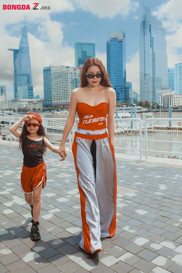 Trà Ngọc Hằng và con gái đồng điệu thời trang