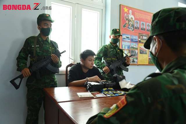 Bí mật bên trong chiếc ba lô của 1 người Trung Quốc ở biên giới Tây Ninh