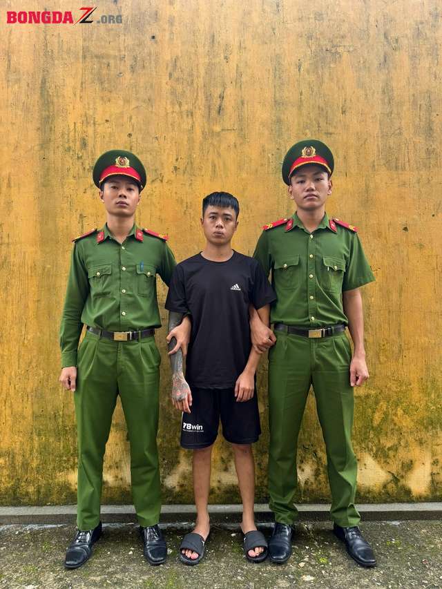 Dùng súng bắn người ngồi nhậu với vợ cũ