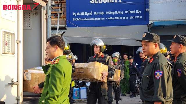 VIDEO: Cảnh sát khám xét trụ sở Công ty vệ sĩ ở Thanh Hóa